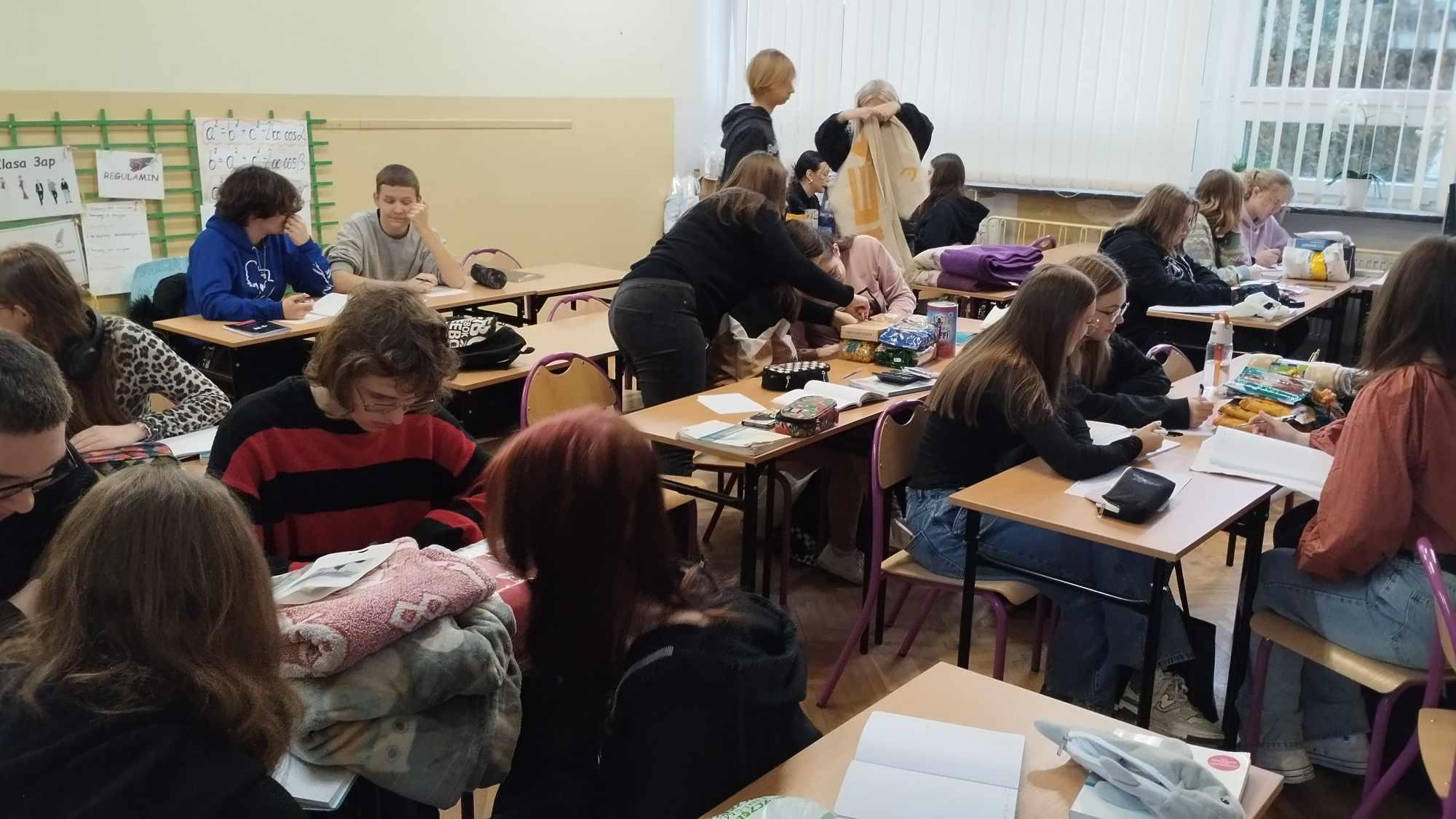 uczniowie szyjący dla zwierząt