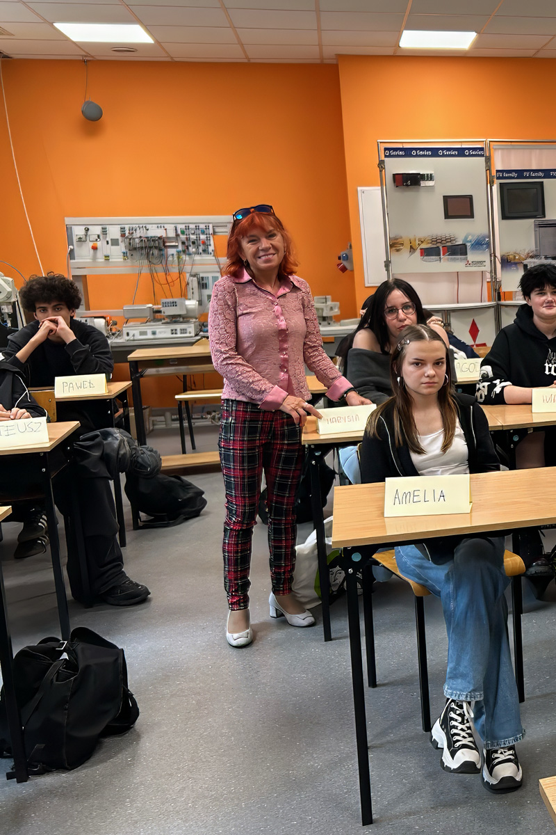 Sala z zajęciami i uczniami