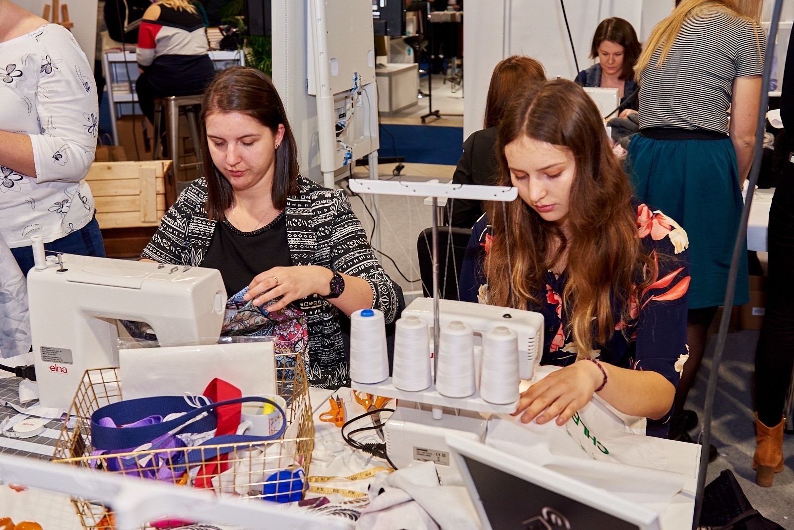 przy maszynach szwalniczych